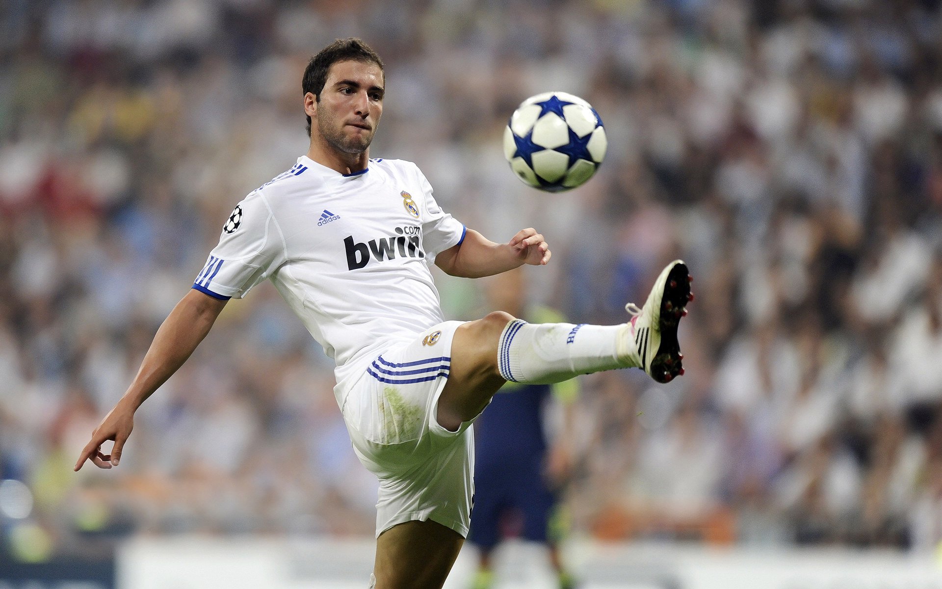 迪马利亚刷新纪录之夜,秘鲁对阵伊拉克背后的足球史诗