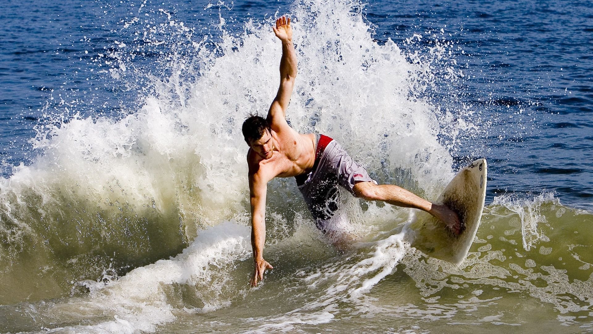 赛道上的心跳，雷诺险胜迈凯伦，诺里斯点燃赛场