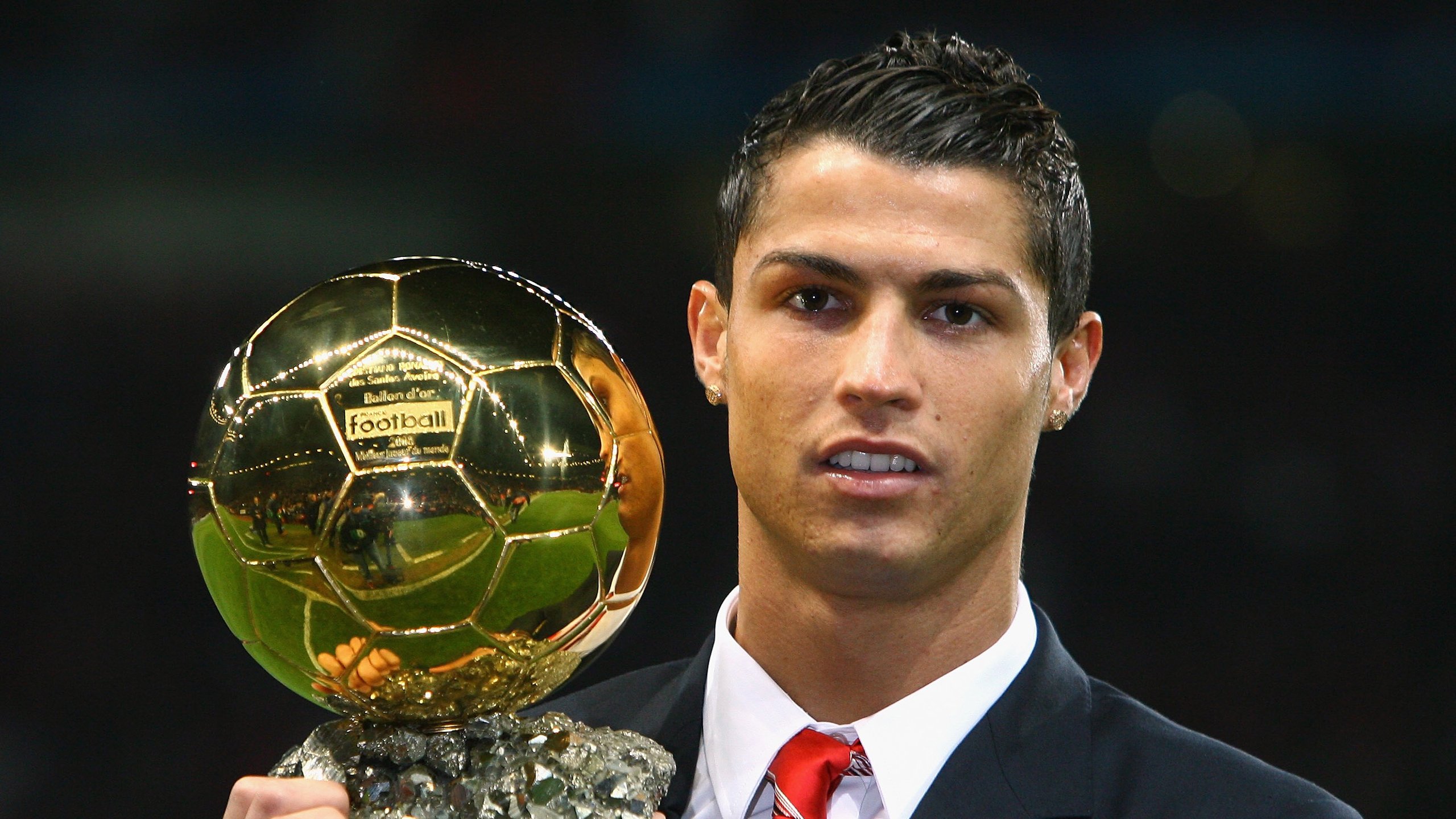 利物浦险胜法国队,穆勒状态火热成全场焦点